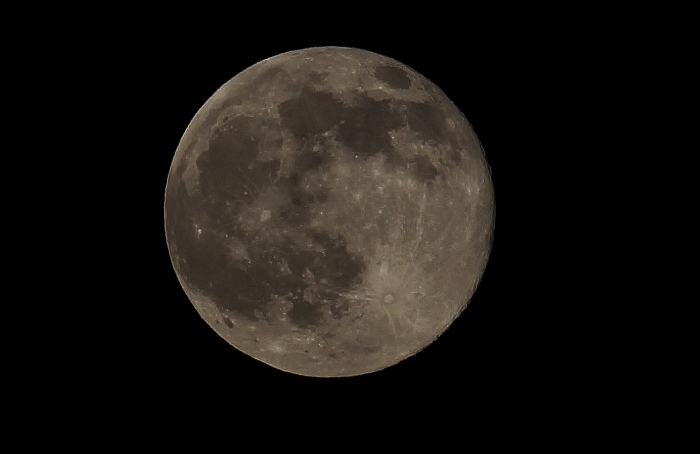 月 (700x454).jpg